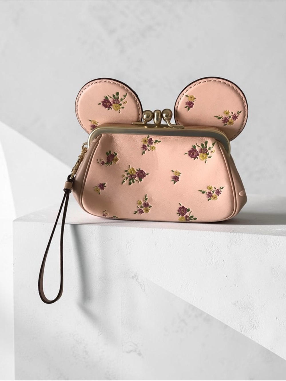 NWOT Coach x Disney Pink Mickey Minnie Mouse Pink Leather Kisslock Wristlet - Picture 2 of 9